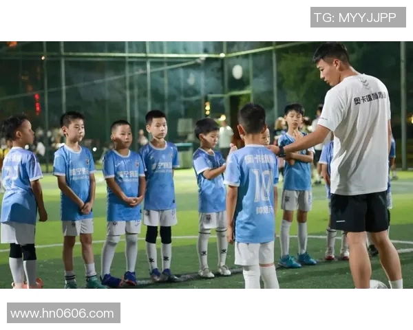 中国足球明星与主持人之间的精彩互动与背后的故事揭秘